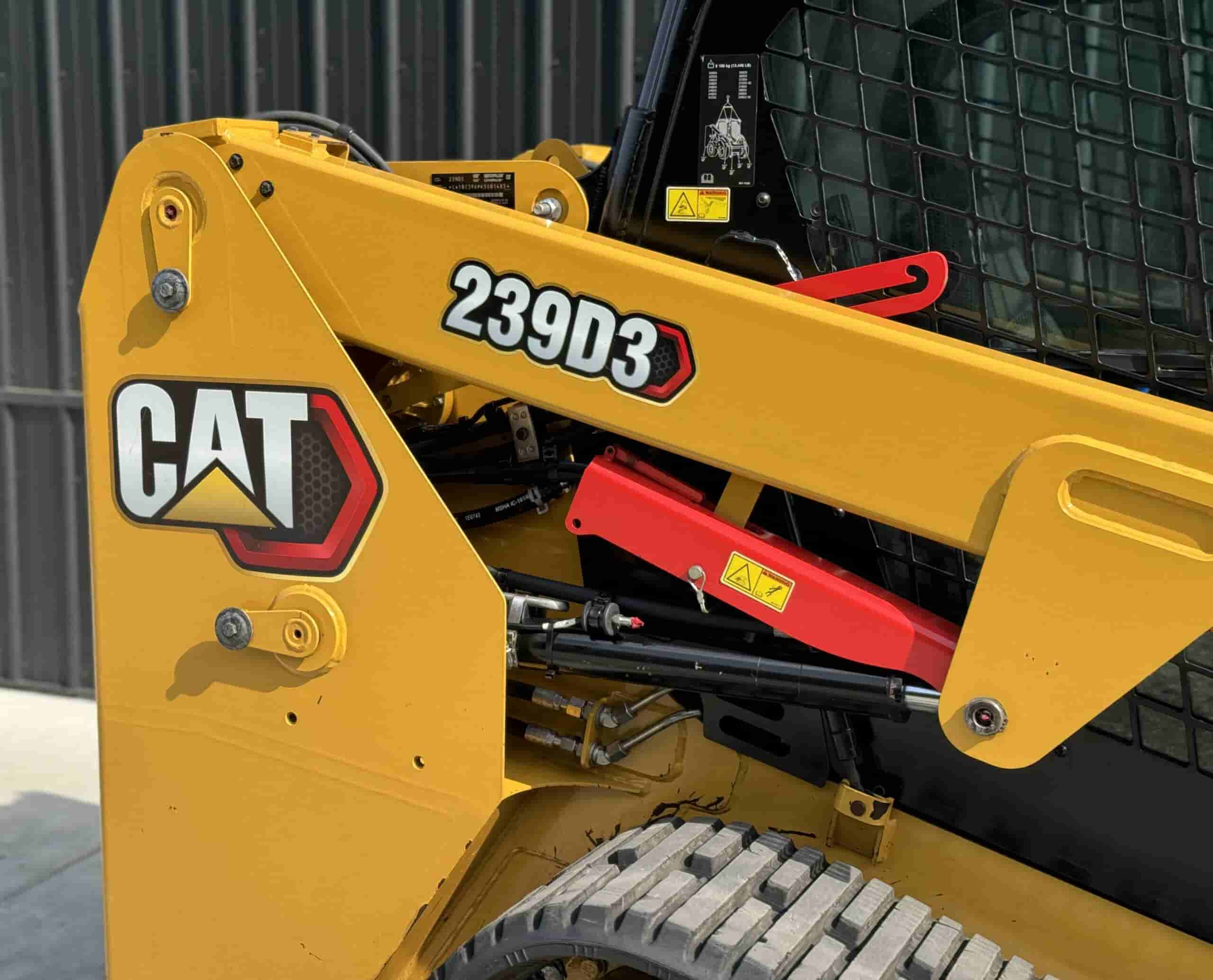 2022 CAT 239D3
